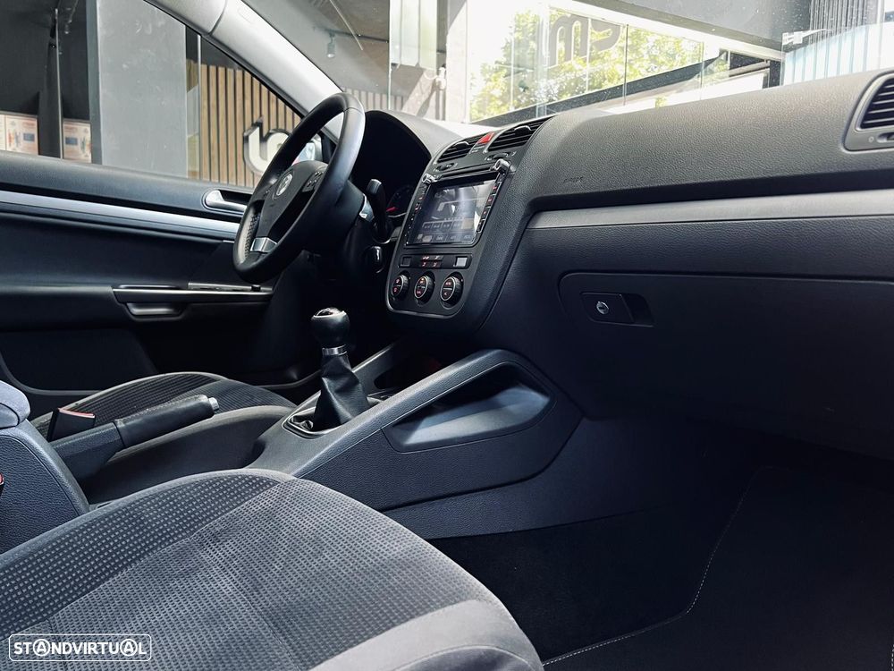 VW Jetta 2.0 TDI Highline - 16