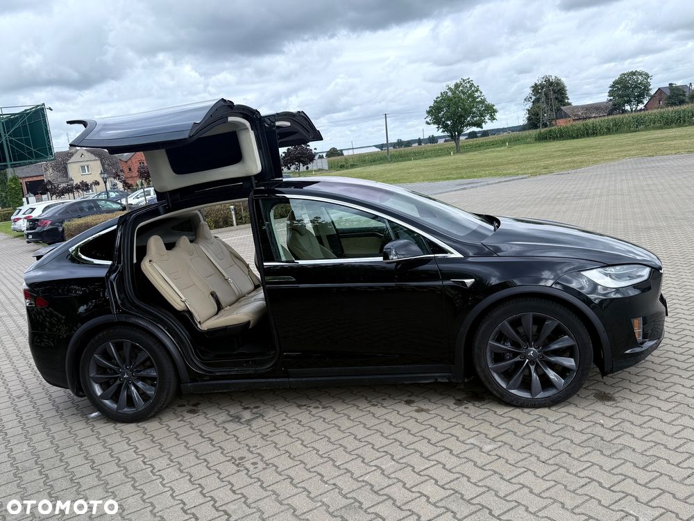 Tesla Model X - 4