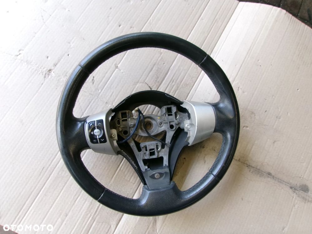 KIEROWNICA TOYOTA YARIS II   05-11 SKÓRA  STAN BDB - 1