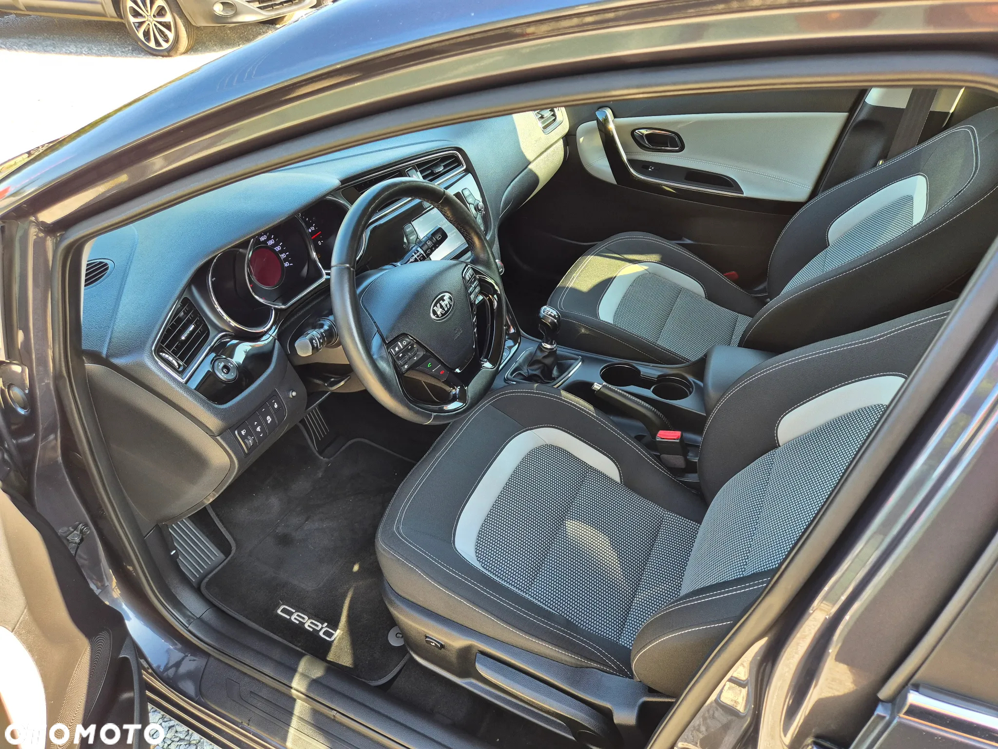 Kia Ceed 1.6 CRDi 136 ISG Platinum Edition - 37
