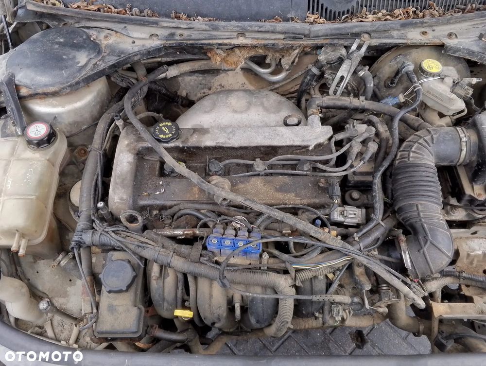 Ford Mondeo Mk.3 (00-03r.) 1.8B 125KM. Silnik CHBA, CHBB Skrzynia MTX 75 lakier Stardust Silver (metalic) . Cały na części GWARANCJA !!!  Przód Tył Zestaw Komplet Drzwi Klapa Zderzak Błotnik Maska Grill Atrapa Szyba Pas Lampa Lusterko Boczki Fotel Kanapa Kokpit Deska Rozdzielcza Przełącznik Włącznik Sterownik Przewody Wiązka Instalacja Moduł Komputer Czujnik Listwa Pompa Alternator Wtryski Głowica Rozrusznik Kompresor Sprzęgło Dwumas Silnik Skrzynia ABS Klimatyzacji Paliwa Wspomagania Kolektor Turbina Przepustnica Zawór Chłodnica Koło Hak Belka Sanki Zawieszenie Mcpherson Półoś Amortyzator Wydech Tłumik Zacisk Most - 23