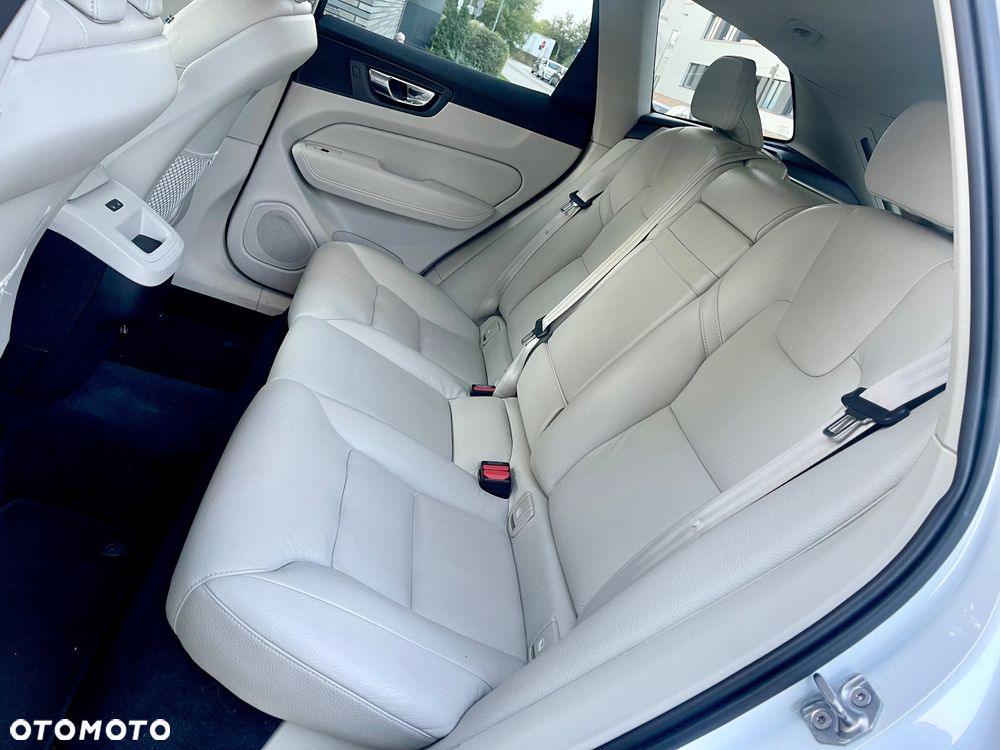 Volvo XC 60 D4 Momentum Pro - 31