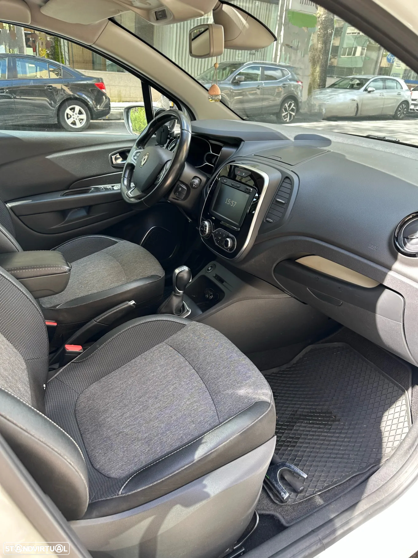 Renault Captur 1.5 dCi Exclusive EDC - 4