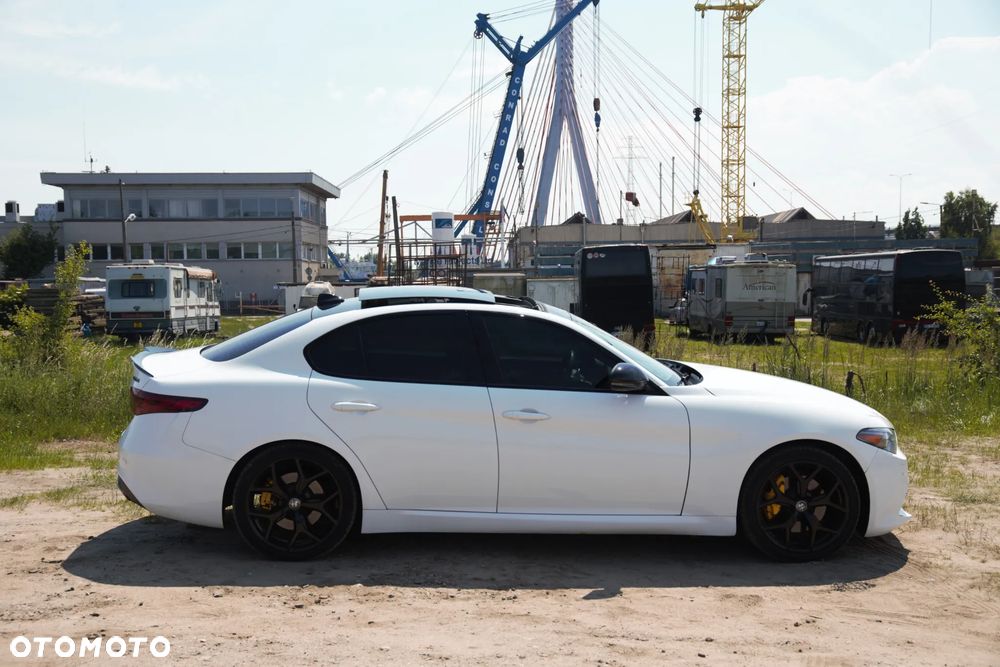 Alfa Romeo Giulia 2.0 Turbo 16V AT8-Q4 Ti - 12