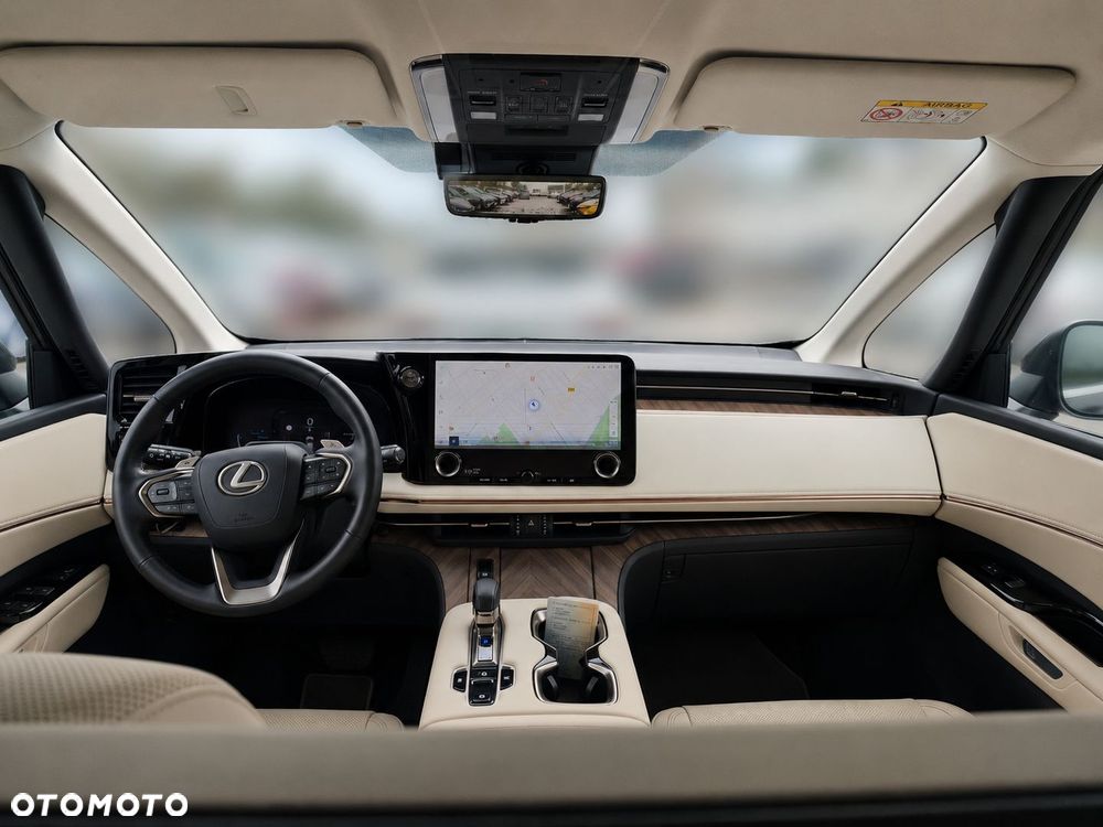 Lexus LM - 9