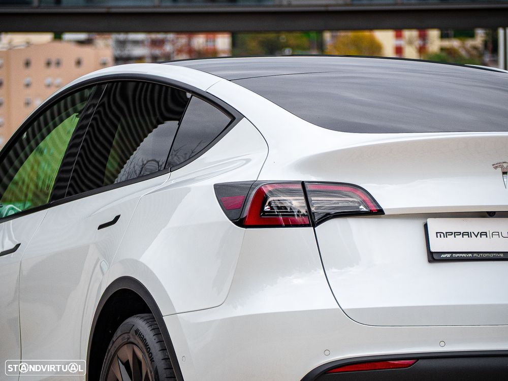 Tesla Model Y Long Range Dual Motor AWD - 16