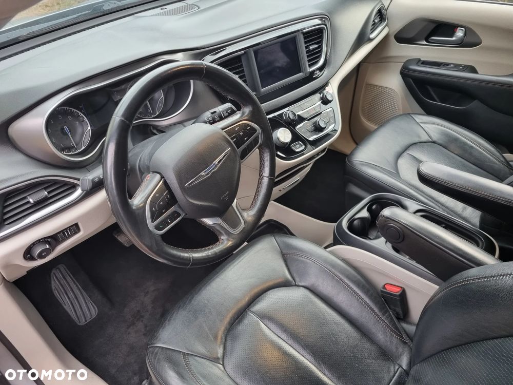 Chrysler Pacifica - 16