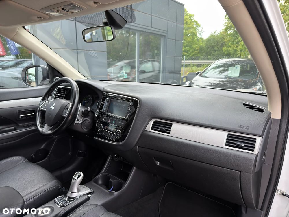 Mitsubishi Outlander Instyle NAVI + - 24