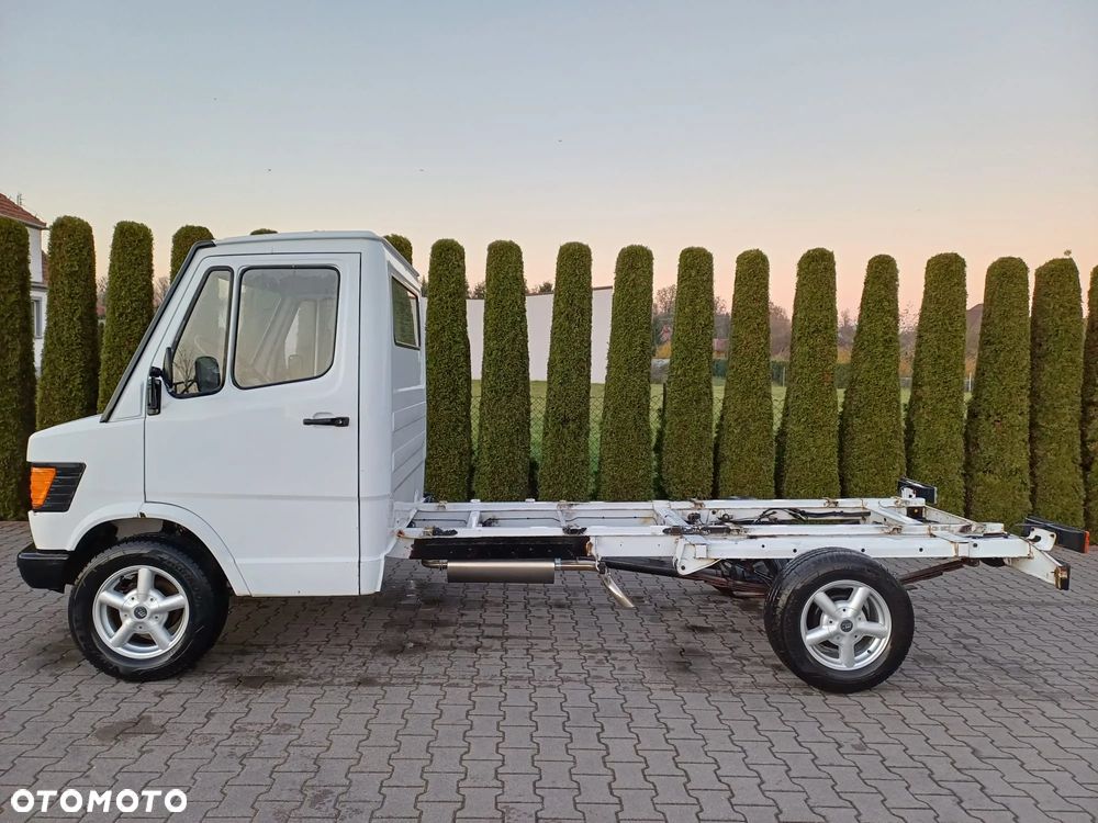 Mercedes-Benz 310D - 15