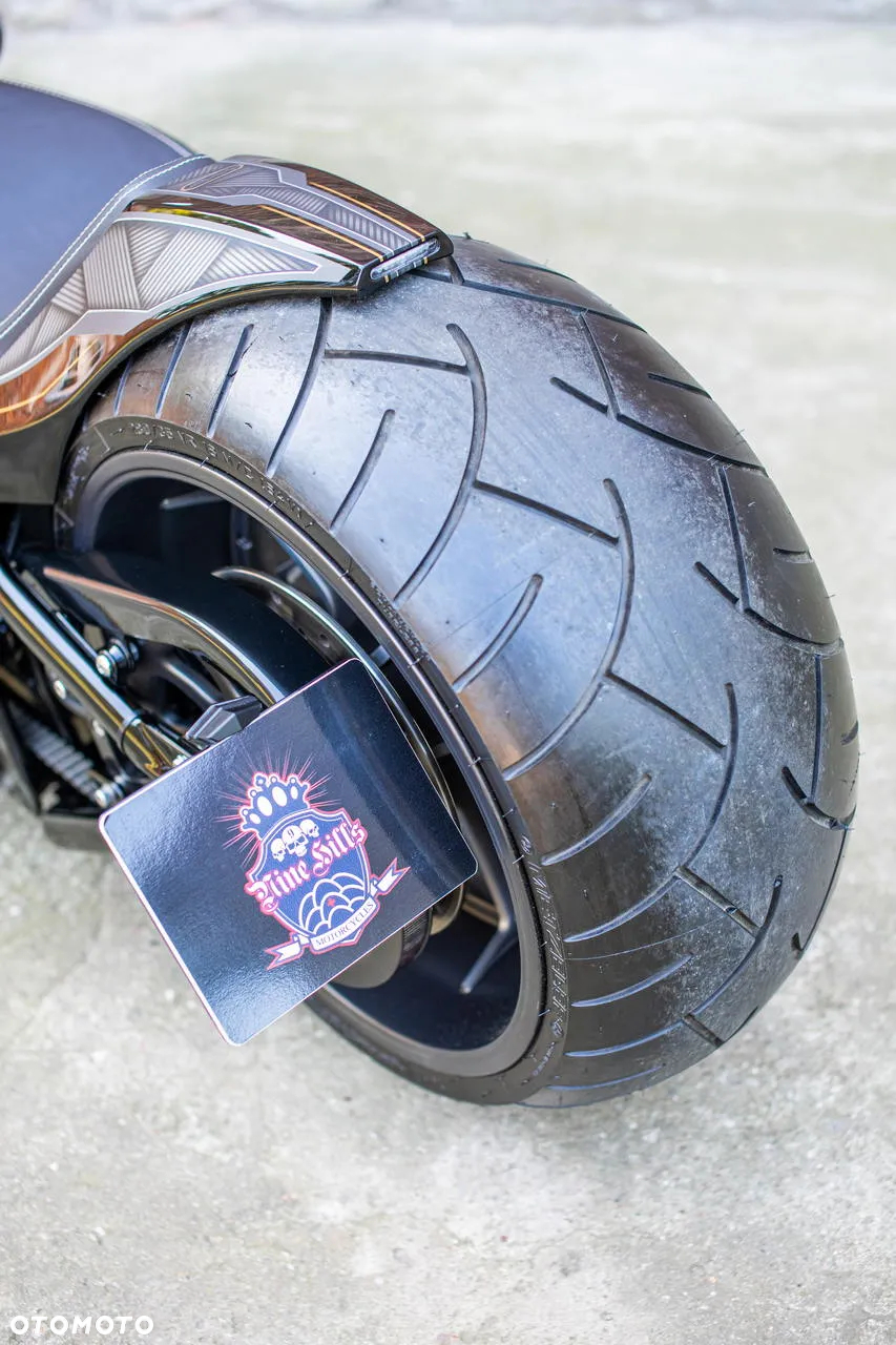Harley-Davidson Softail Breakout - 19