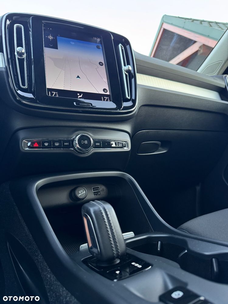 Volvo XC 40 T3 Geartronic Momentum Pro - 29