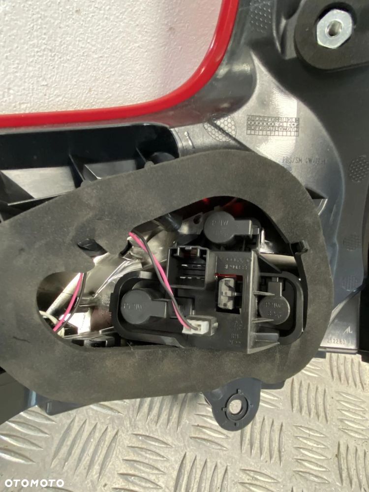 LAMPA TYLNA TYŁ PRAWA VOLVO V40 31395845 2012- - 10