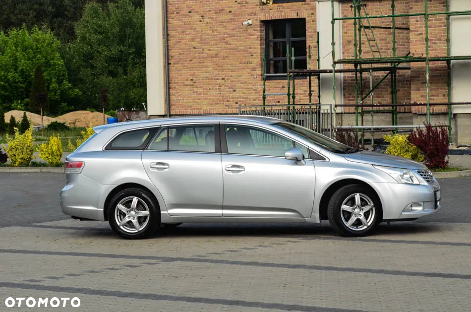 Toyota Avensis Combi 1.8 Executive - 24