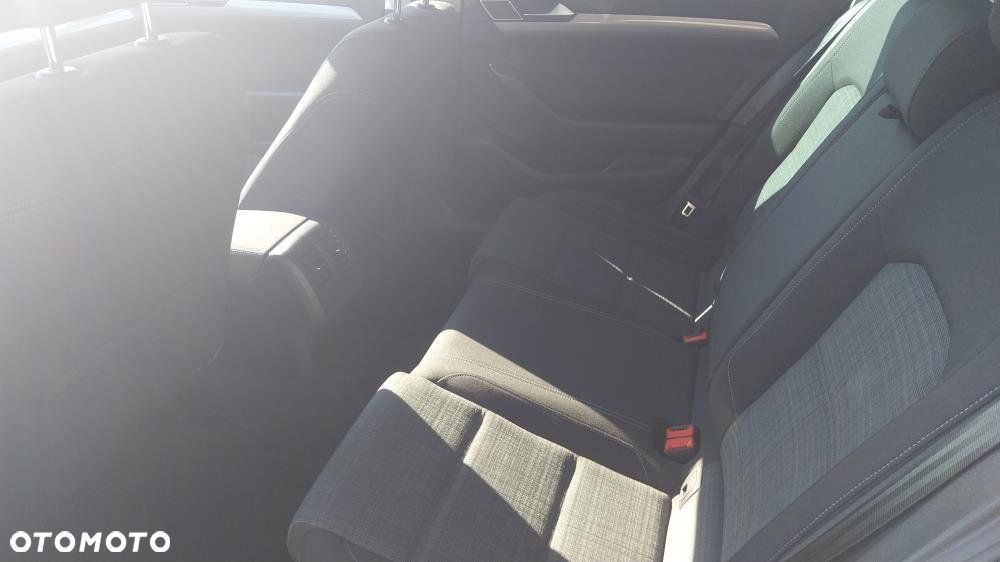 Volkswagen Passat - 11