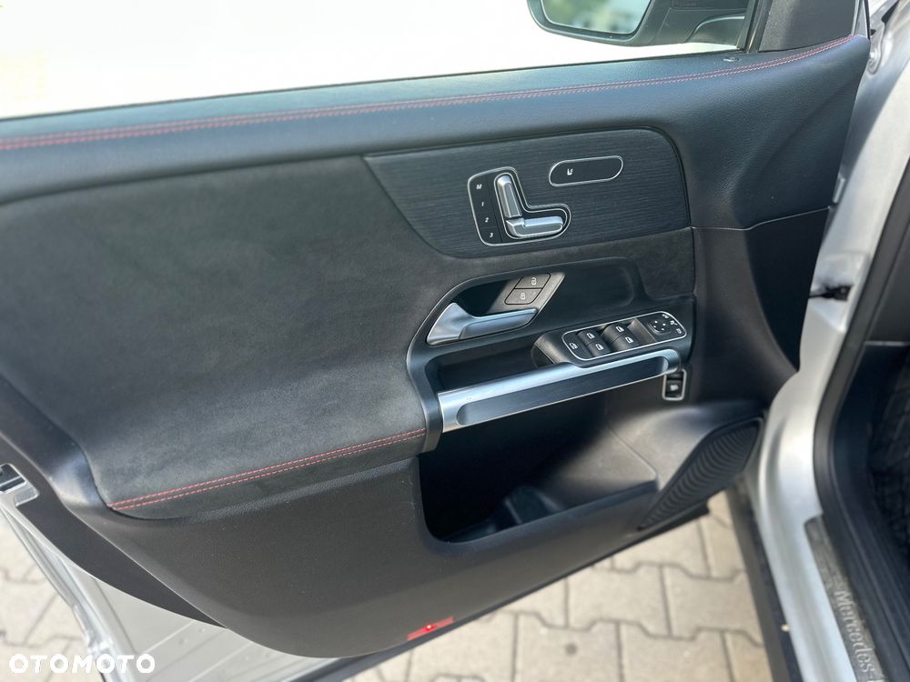 Mercedes-Benz GLB 250 4-Matic AMG Line 8G-DCT - 14