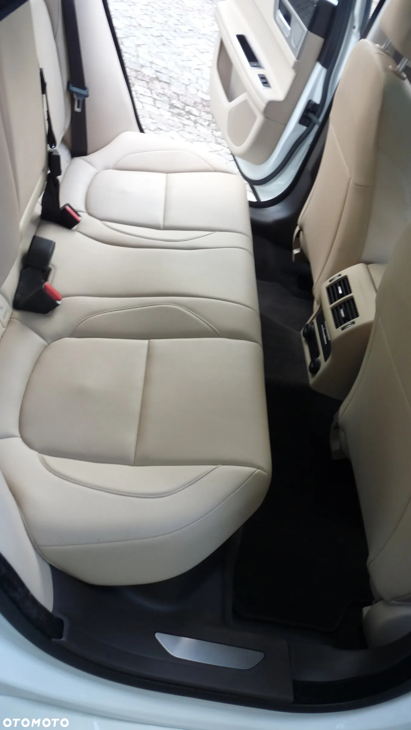 Jaguar XF 35t AWD Portfolio - 24