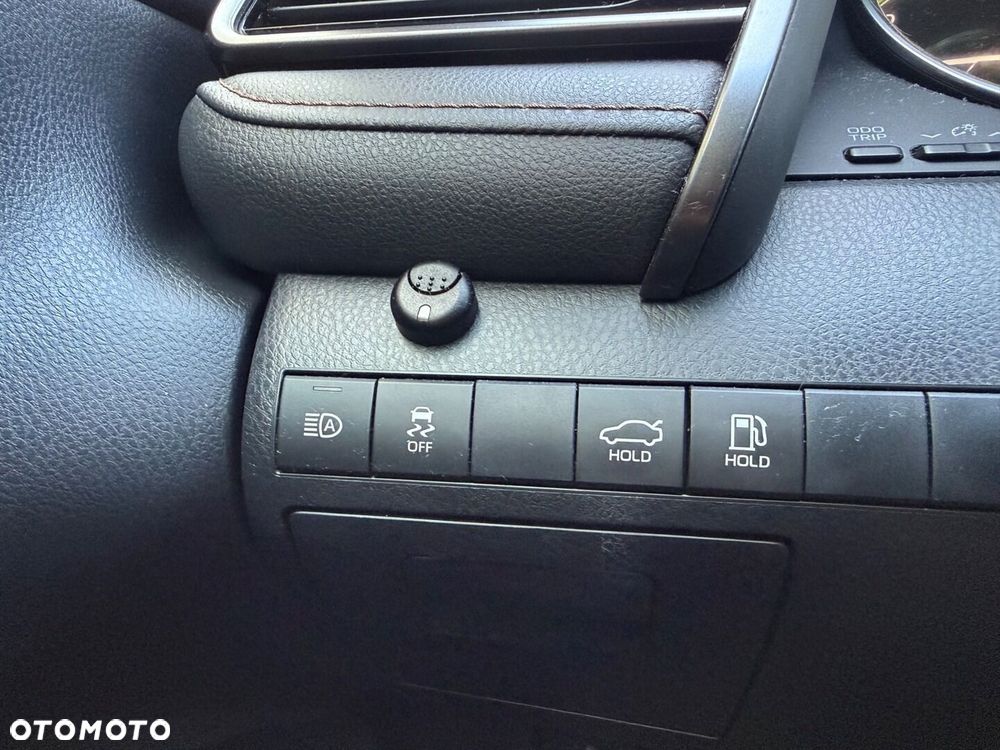 Toyota Camry 2.5 Hybrid Comfort CVT - 25