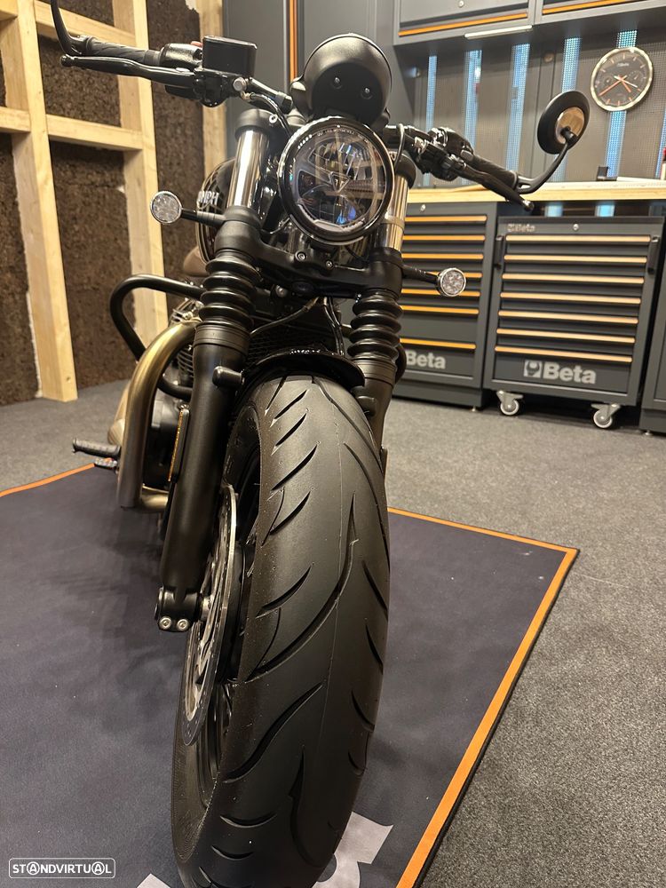 Triumph Bonneville BOBBER - 1