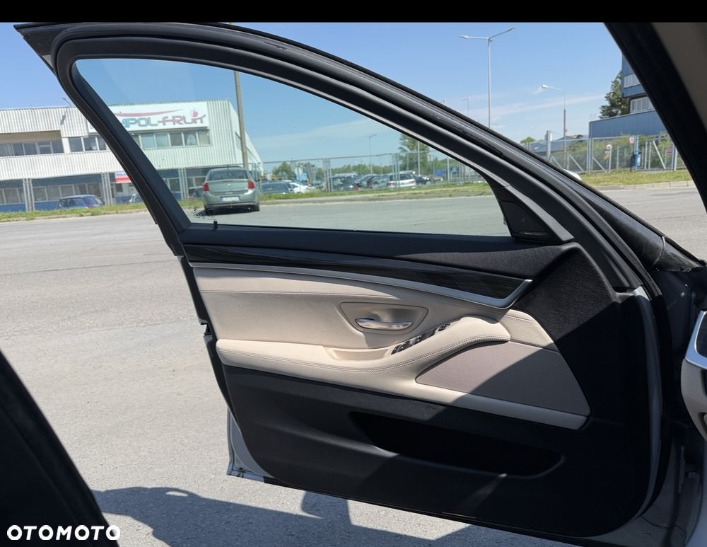 BMW Seria 5 528i xDrive Sport-Aut Luxury Line - 17