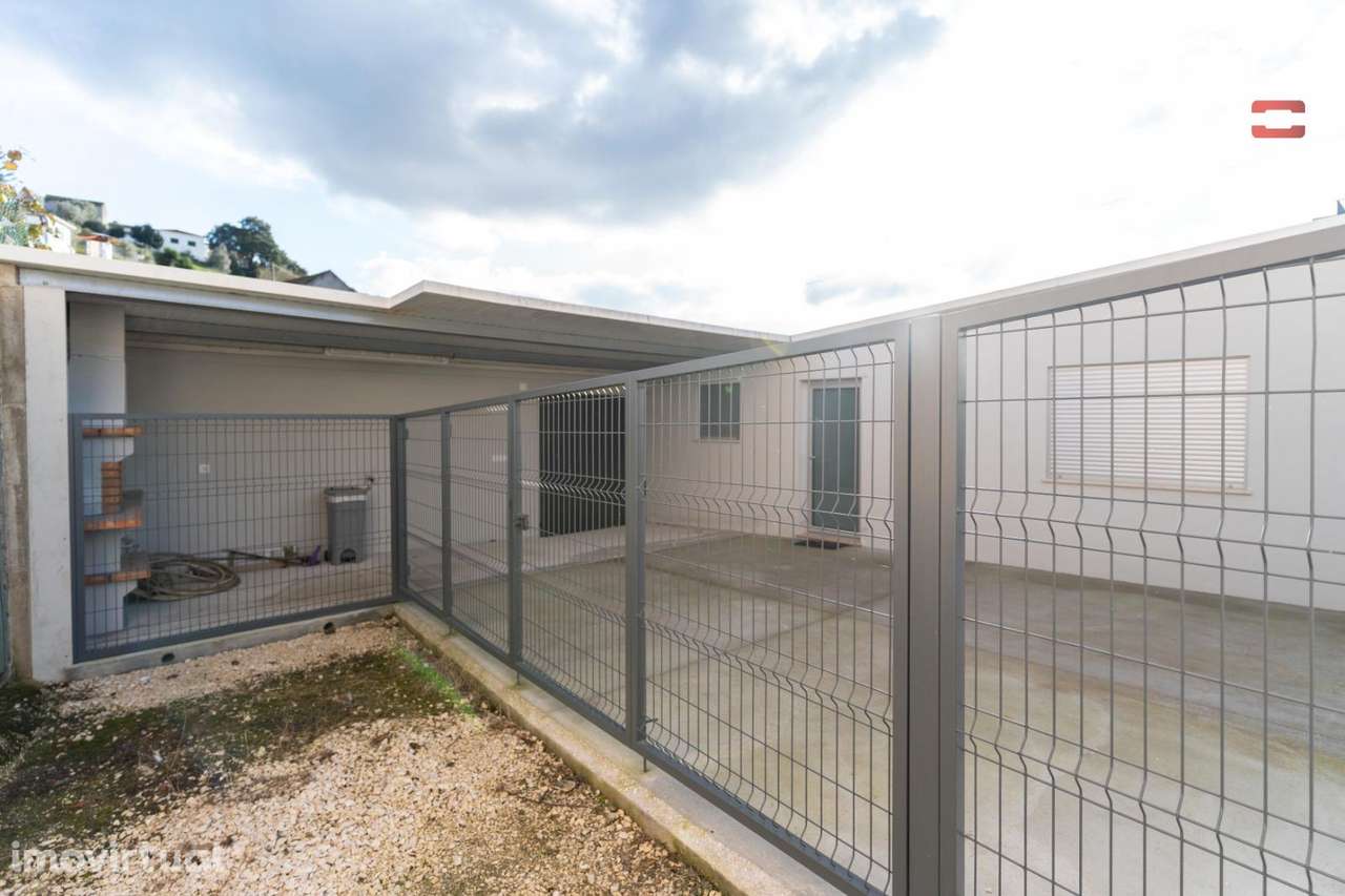 MORADIA T2 RECUPERADA EM ESTADO NOVO  COM AREA TOTAL DE 410 M2 EM R... - Grande imagem: 4/31