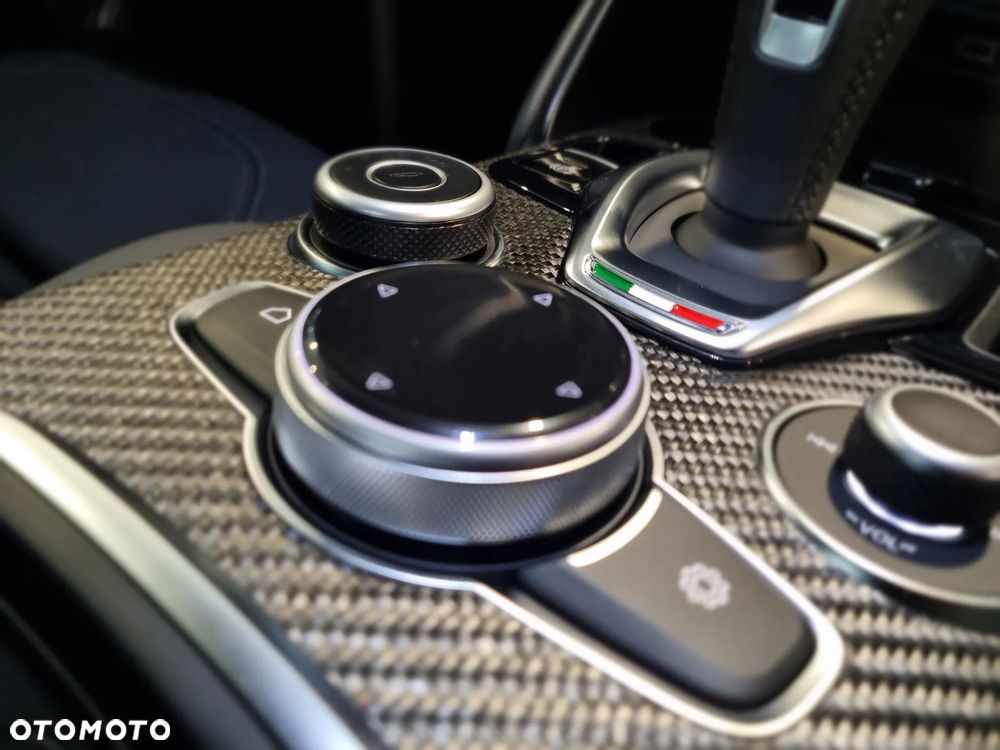 Alfa Romeo Giulia 2.9 V6 Bi-Turbo AT8 Quadrifoglio - 14