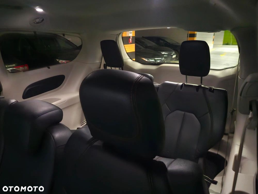 Chrysler Pacifica - 12