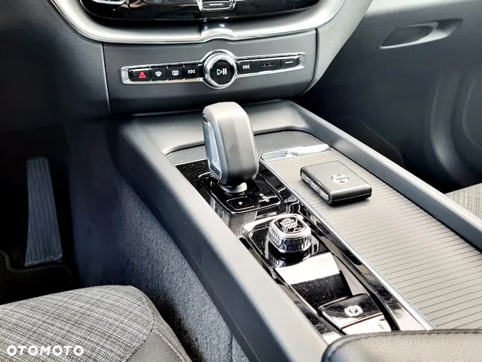 Volvo XC 60 B4 D Plus Dark - 29