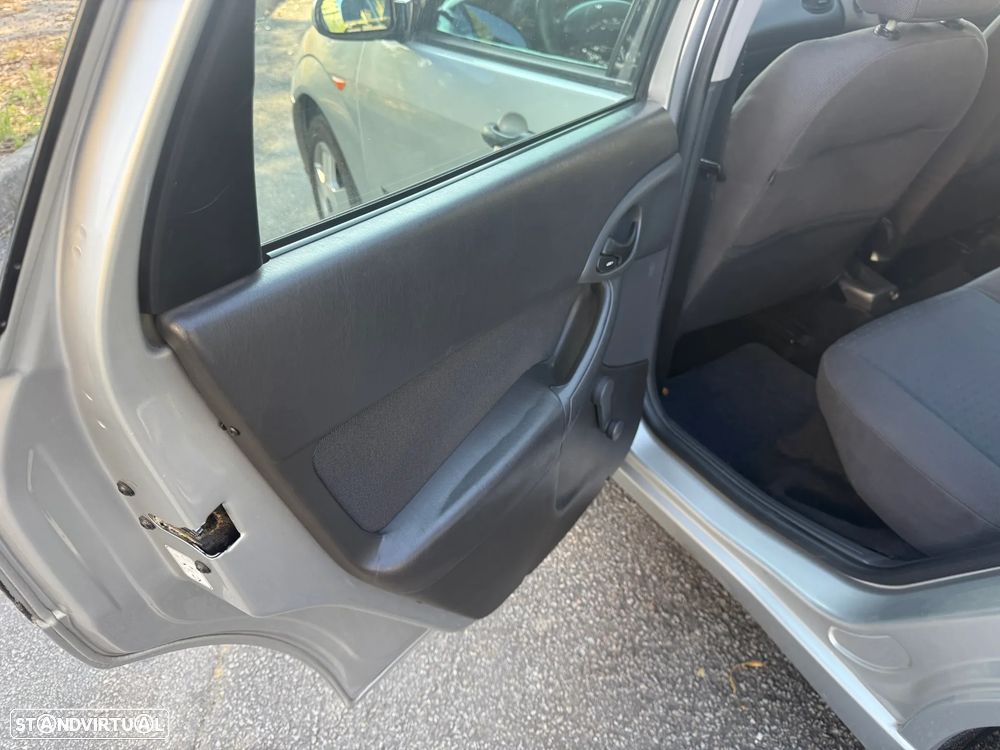 Ford Focus 1.4 Ambiente - 12
