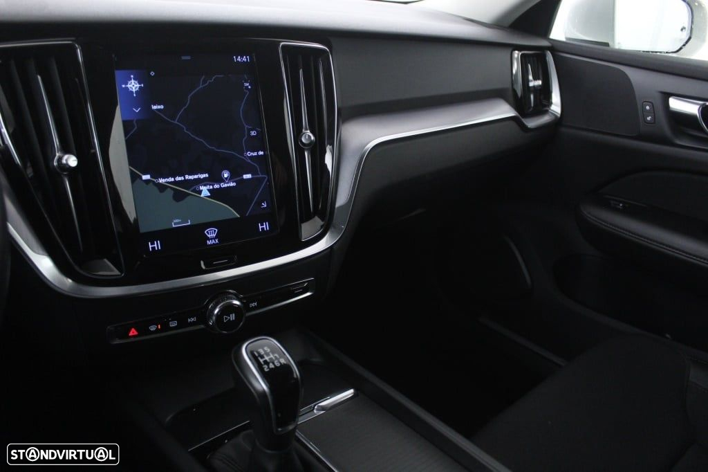 Volvo V60 2.0 D3 Momentum Plus - 31