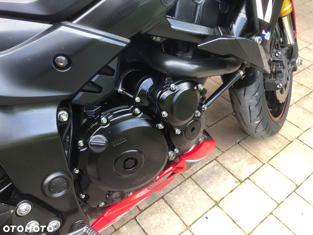 Suzuki GSX - 16