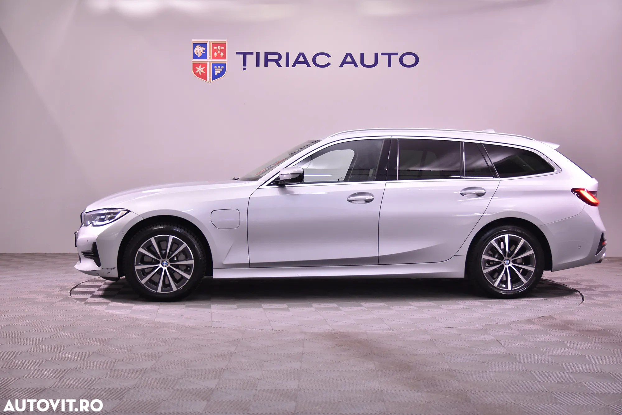BMW Seria 3 330e Touring Aut. - 2