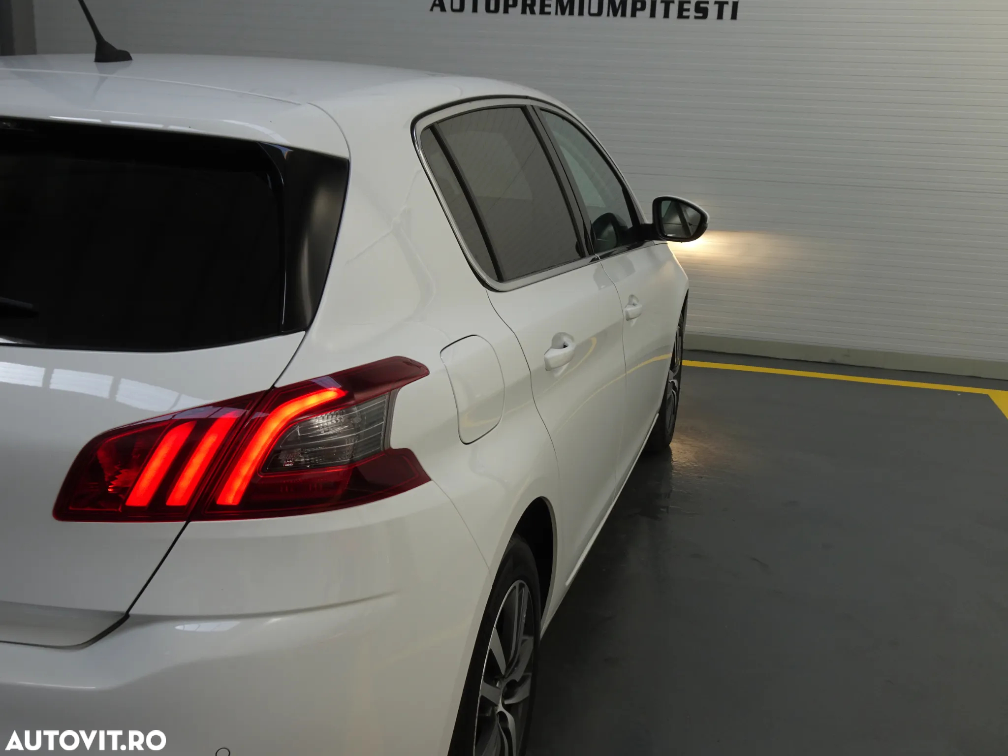 Peugeot 308 1.2 L PureTech Turbo S&S Allure - 17