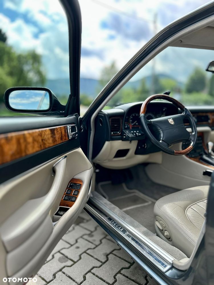 Jaguar XJ - 1