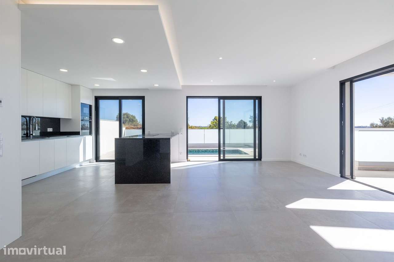 MORADIA NOVA T3+1 COM PISCINA E GARAGEM PARA VENDA NA MEXILHOEIRA GRAN - Grande imagem: 3/32