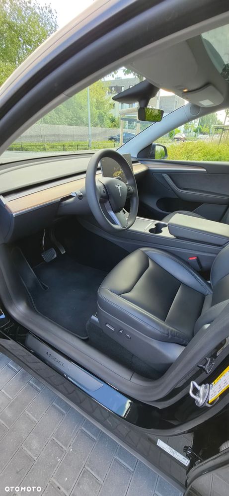 Tesla Model Y - 8