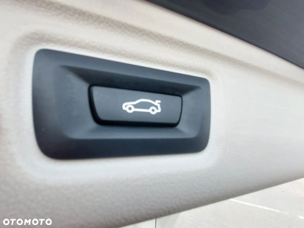 BMW Seria 3 318d Touring Sport Line - 24