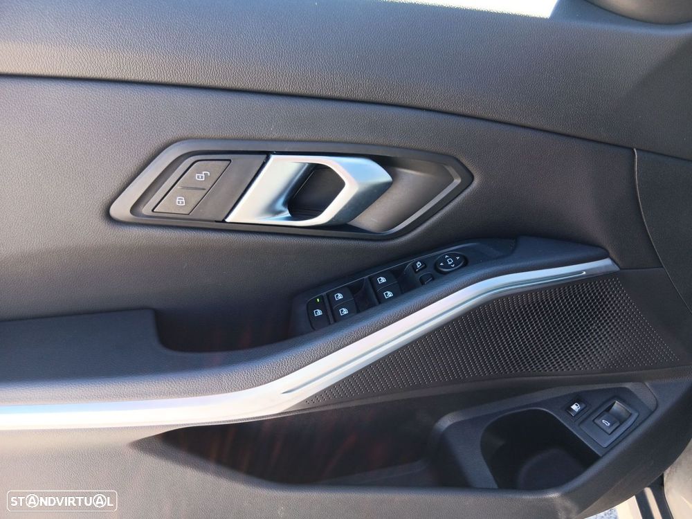 BMW 330 e Pack Desportivo M Auto - 16