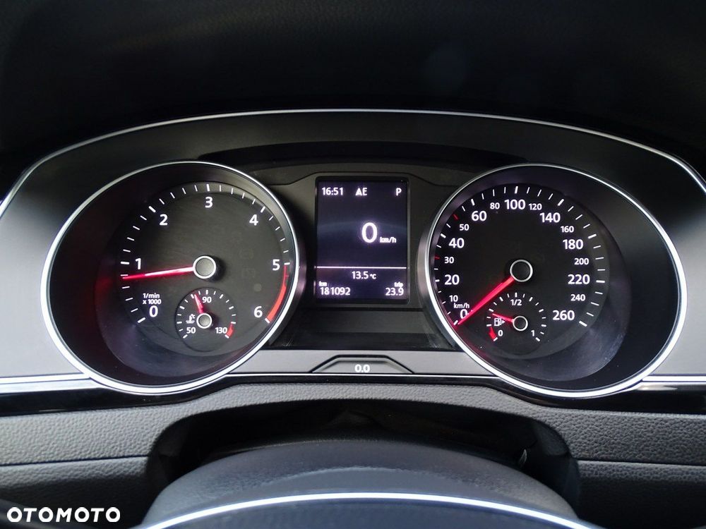 Volkswagen Passat - 25