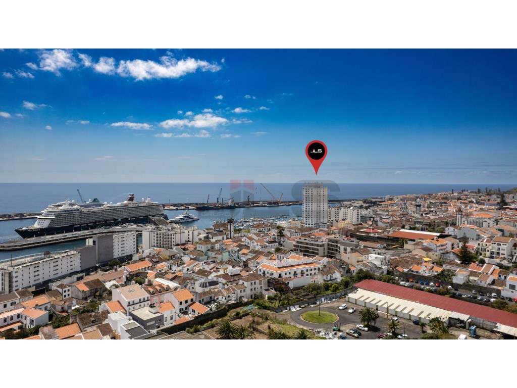 Cobertura no edifício mais alto dos Açores - Grande imagem: 3/28