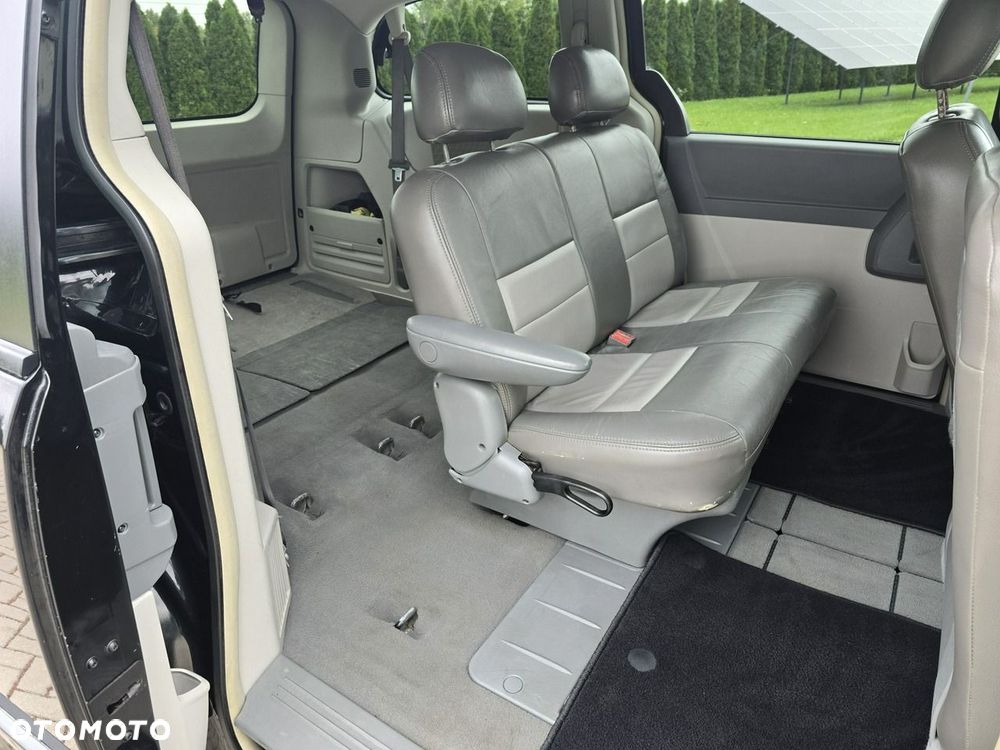 Chrysler Town & Country - 23