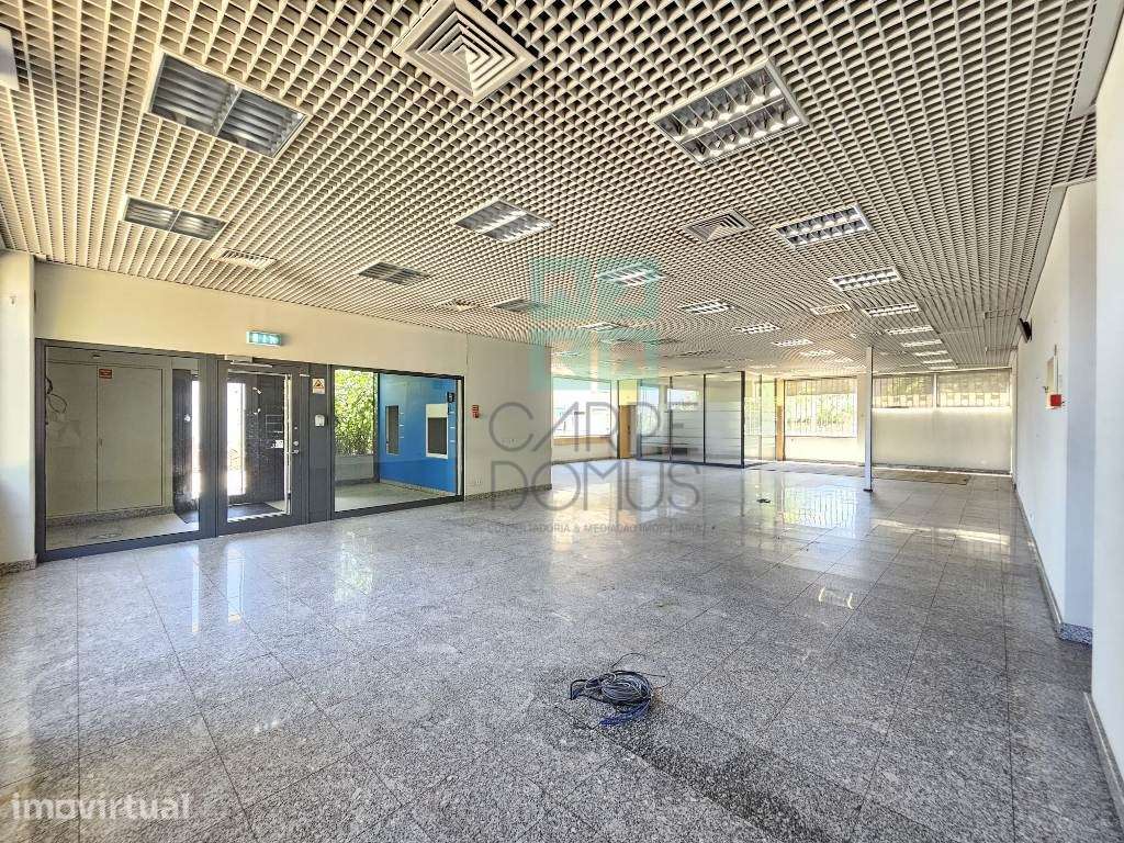 Prédio comercial de serviços, térreo, no centro de Carrazeda de Ans... - Grande imagem: 3/38