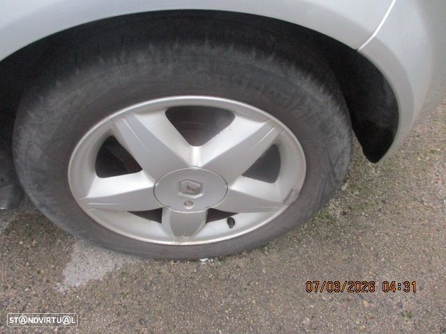 Renault Scénic ver-1-5-dci-dynamique-s-5l- - 9