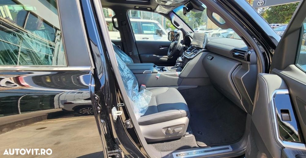 Toyota Land Cruiser 300 - 10