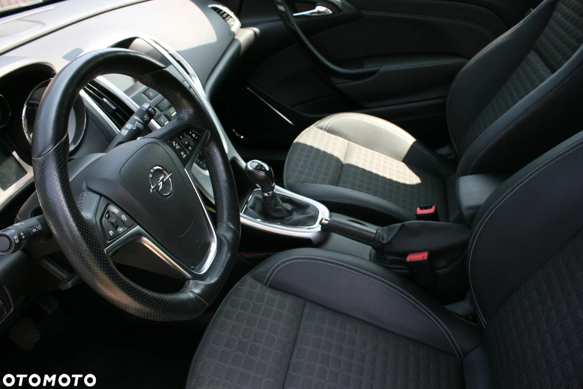 Opel Astra IV GTC 1.4 T Sport - 25