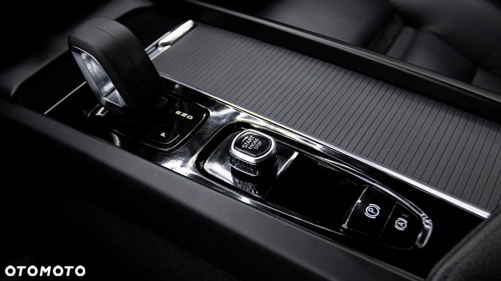 Volvo XC 60 B4 D Momentum Pro - 24