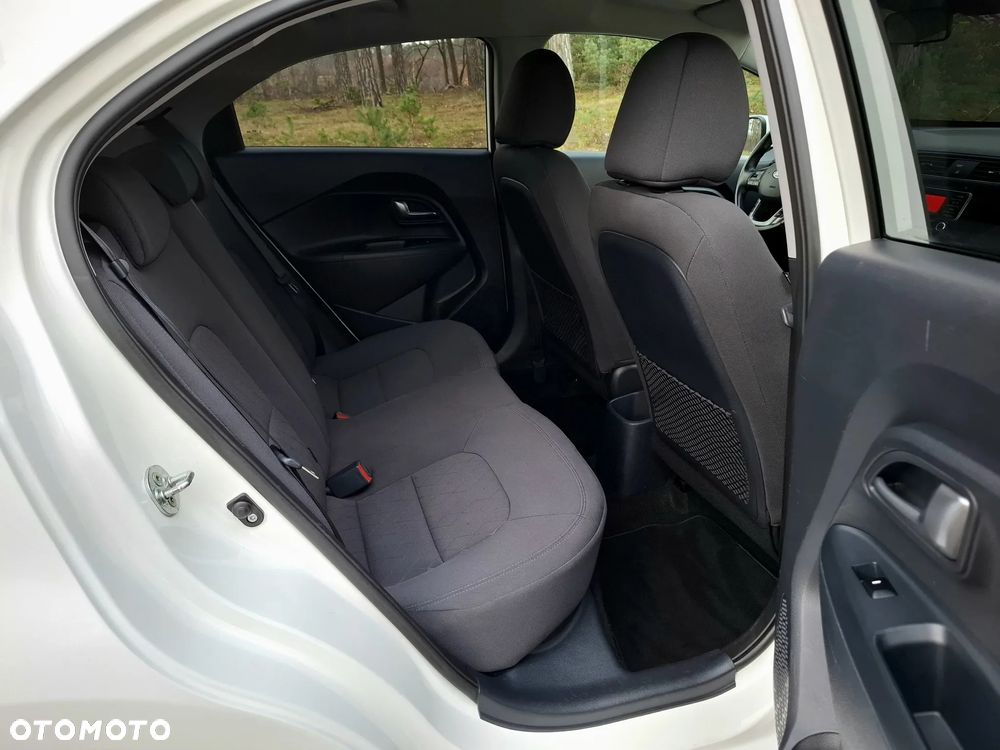 Kia Rio - 11