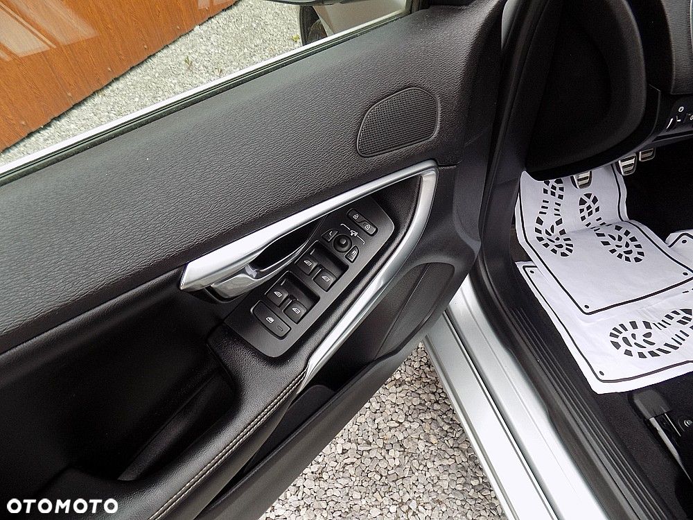 Volvo V40 D3 Drive-E R-Design Momentum - 9