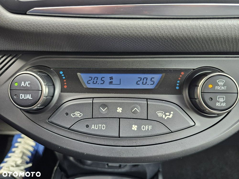 Toyota Yaris Hybrid 100 Business Edition - 26