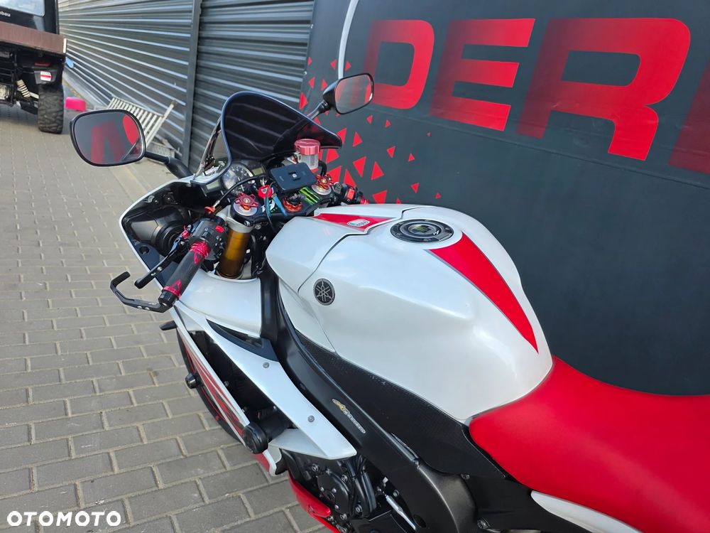 Yamaha R1 - 25