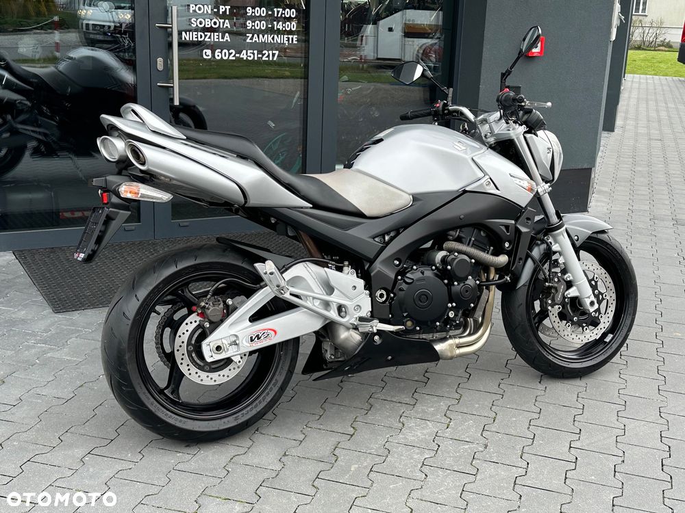 Suzuki GSR - 4